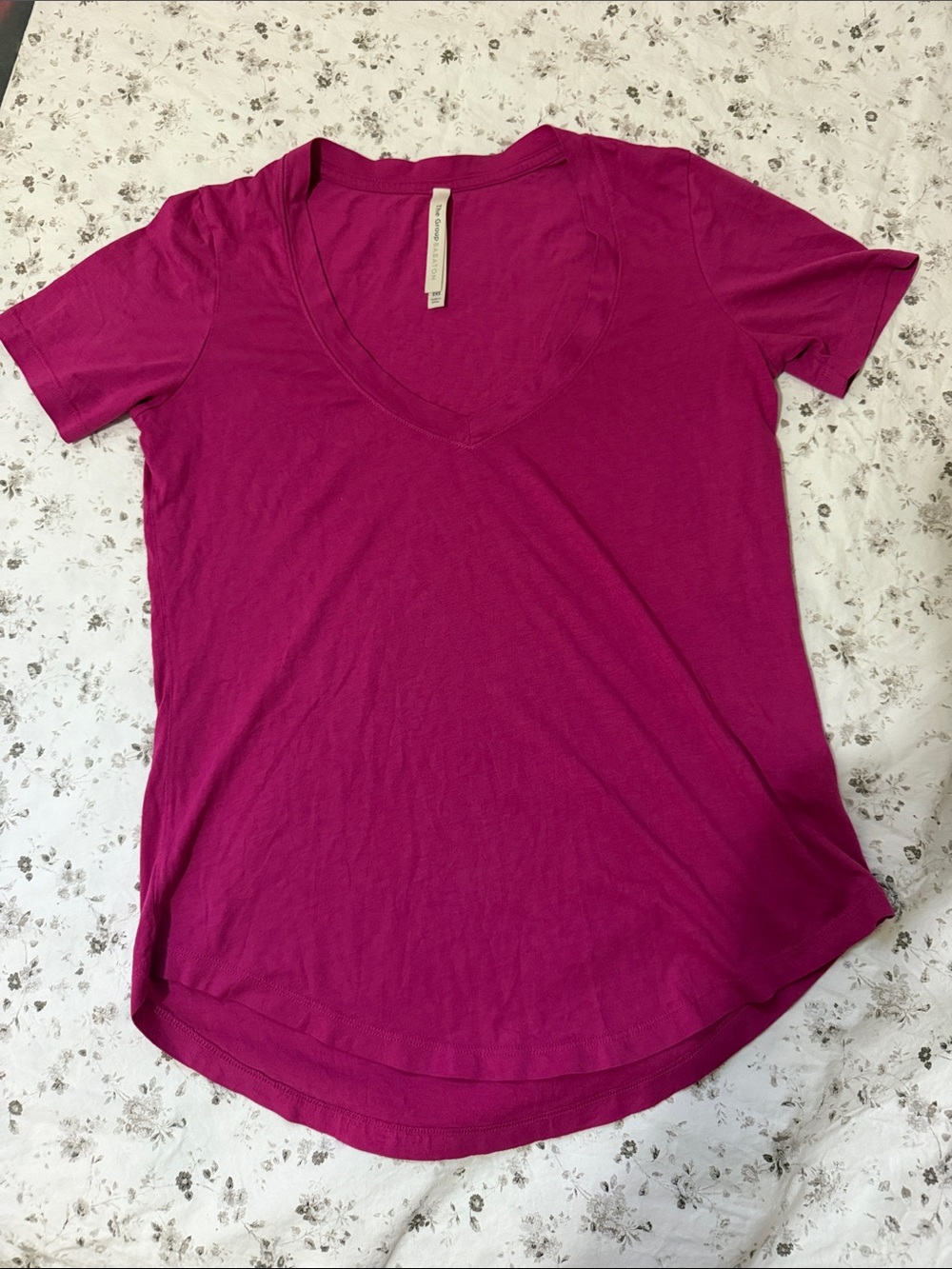 Babaton Short Sleeve V-Neck Tee - Fuchsia